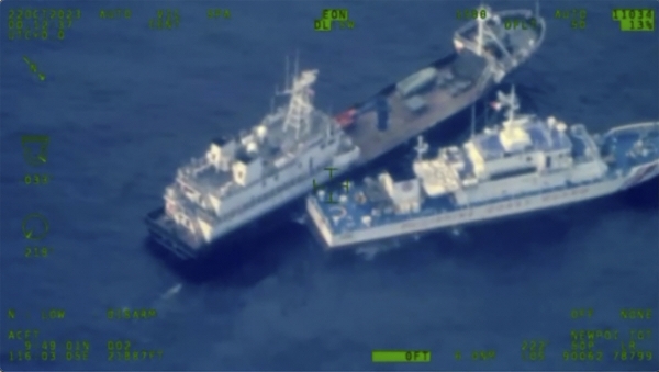▲중국 해안경비대 선박과 필리핀 보급선이 22일 남중국해에서 충돌하고 있다. 남중국해/AP연합뉴스
