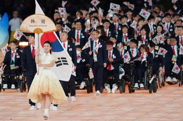 ▲22일(한국시간) 중국 저장성 항저우의 올림픽 스포츠센터 스타디움에서 열린 대회 개회식에 한국 대표팀이 입장하고 있다.
