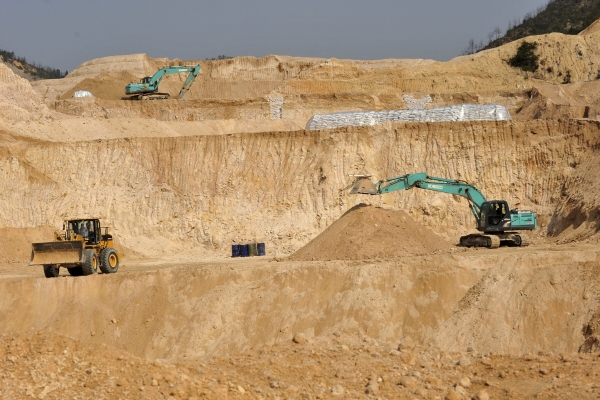 ▲중국 장시성 간현의 한 희토류 광산에서 채굴이 진행되는 모습.
 (간현(중국)/AP뉴시스)
