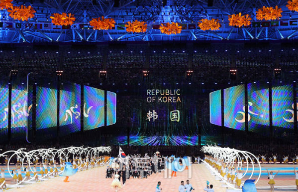▲22일 항저우 올림픽 스포츠센터 스타디움에서 열린 2022 항저우 장애인아시아경기대회 개막식에서 대한민국 선수단이 입장하고 있다. 사진공동취재단