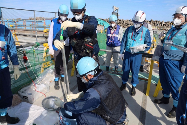 ▲일본 후쿠시마현 오쿠마에서 지난해 10월 3일 관계자들이 후쿠시마 제1원자력발전소 오염수의 2차 방류에 앞서 샘플을 채취하고 있다. 오쿠마(일본)/AFP연합뉴스