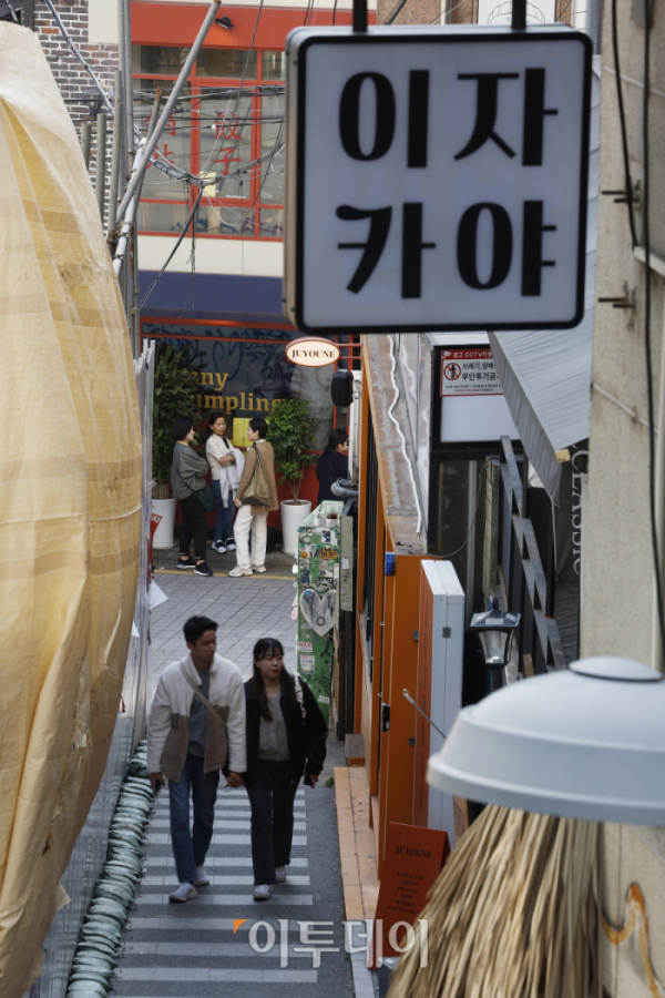 ▲10.29 이태원 참사 1주기를 6일 앞둔 23일 서울 용산구 이태원 거리에서 시민들이 발걸음을 옮기고 있다. 조현호 기자 hyunho@