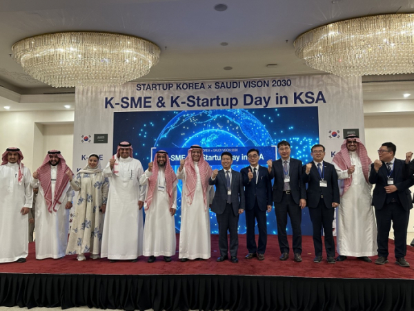 ▲임정욱 중소벤처기업부 창업벤처혁신실장(오른쪽에서 여섯 번째)이 23일(현지시간) 사우디아라비아 리야드에서 개최된 ‘사우디 진출 벤처·스타트업 출정식(K-SME & K-Startup Day in KSA)’에서 아마르 알타프(Ammar Altaf) 사우디 투자부 실장(오른쪽에서 일곱 번째) 등 참석자들과 기념촬영을 하고 있다. (사진제공=중소벤처기업부)