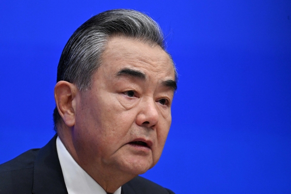 ▲왕이 중국 외교부장이 지난달 26일 기자회견을 열고 있다. 베이징/AFP연합뉴스
