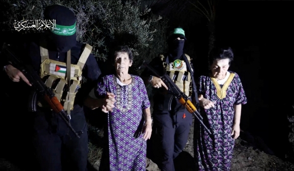 ▲팔레스타인 무장단체 하마스에 인질로 잡혀있던 이스라엘인 요체베드 리프시츠(왼쪽 두 번째)와 누릿 쿠퍼(오른쪽 첫 번째)가 지난 23일 풀려나고 있다. AFP연합뉴스