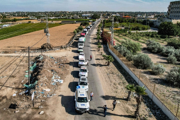 ▲21일(현지시간) 이집트 라파 국경 검문소를 통과한 구호물자 수송 트럭들이 가자지구 남부 칸 유니스에 도착하고 있다. 가자(팔레스타인)/AFP연합뉴스
