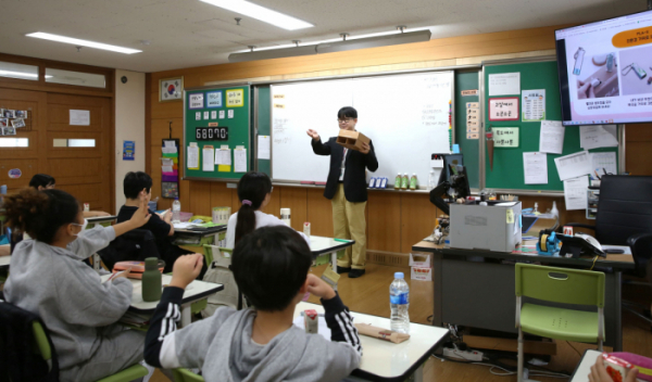 ▲남양유업이 24일 경기도 동두천시 지행초등학교에서 친환경 교육을 하고 있다.  (사진제공=남양유업)