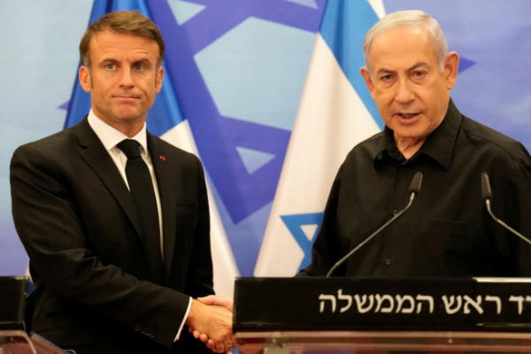 ▲에마뉘엘 마크롱(왼쪽) 프랑스 대통령과 베냐민 네타냐후 이스라엘 총리가 24일(현지시간) 텔아비브에서 회담을 했다. 텔아비브/로이터연합뉴스