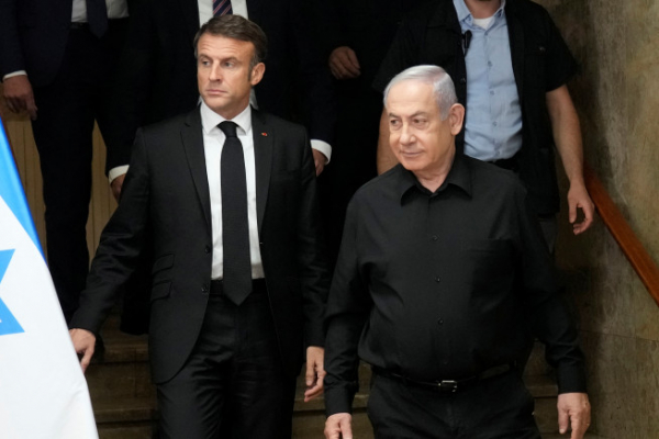 ▲에마뉘엘 마크롱(왼쪽) 프랑스 대통령이 24일(현지시간) 텔아비브를 방문해 베냐민 네타냐후 이스라엘 총리를 만나고 있다. 텔아비브/로이터연합뉴스