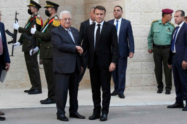 ▲에마뉘엘 마크롱(오른쪽) 프랑스 대통령이 24일(현지시간) 요르단강 서안지구에서 팔레스타인 자치정부 수반인 마무드 아바스와 악수하고 있다. AFP연합뉴스