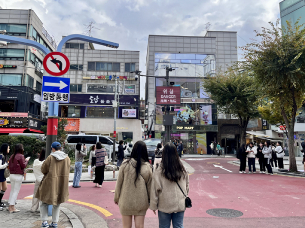 ▲홍대 9번 출구 앞 레드로드. 인파 밀집 정도 '위험'을 알리는 LED 전광판을 시민들이 멈춰서서 보고 있다 (정유정 기자)