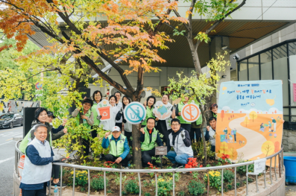 ▲BAT로스만스가 24일 ‘꽃밭(꽃BAT) 캠페인’을 통해 담배꽁초와 쓰레기로 가득했던 서울 중구 신당동 한 골목길을 가을 꽃밭으로 탈바꿈 시켰다.  (사진제공=BAT로스만스)