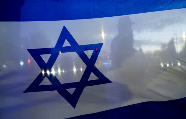 ▲9일(현지시간) 미국 워싱턴주 벨뷰에서 열린 이스라엘 지지 집회에 이스라엘 국기가 보인다. 벨뷰(미국)/AP뉴시스

