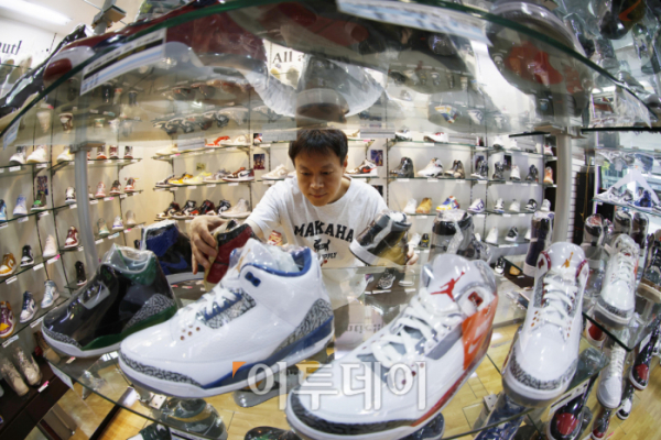▲24일 서울 용산구 이태원에서 19년째 신발가게를 운영하고 있는 이창식(47)씨가 점포에서 신발 제품을 정리하고 있다. 조현호 기자 hyunho@
