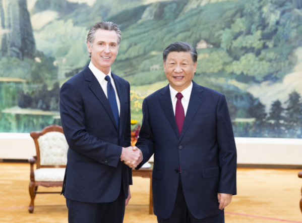 ▲시진핑(오른쪽) 중국 국가주석이 25일 베이징 인민대회당에서 개빈 뉴섬 미국 캘리포니아주 주지사와 회담하고 있다. 베이징/AP연합뉴스