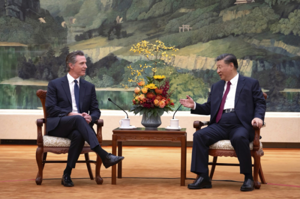 ▲시진핑(오른쪽) 중국 국가주석이 25일 베이징 인민대회당에서 개빈 뉴섬 미국 캘리포니아주 주지사와 회담하고 있다. 베이징/AP연합뉴스