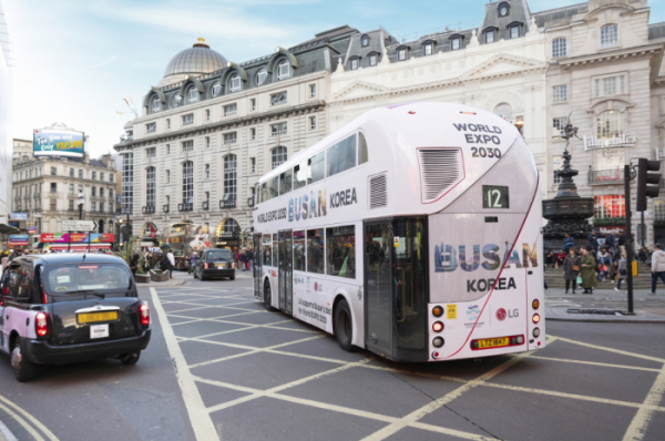 ▲'LG 엑스포 버스'가 영국 런던의 대표적 랜드마크인 피카딜리 광장을 지나고 있다. 사진 왼쪽의 대형 전광판에는 LG의 '2030 부산엑스포' 유치 홍보 영상이 상영되고 있다.  (사진제공=LG그룹)