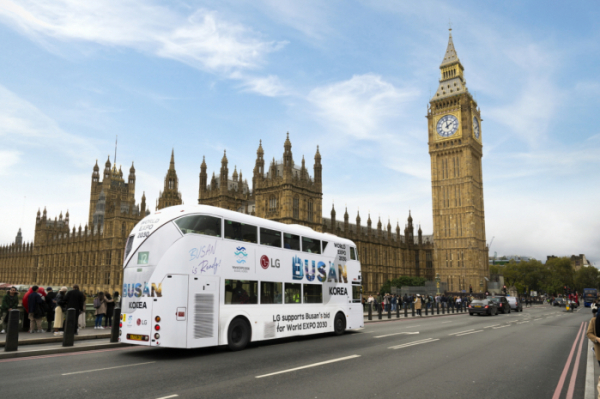 ▲'LG 엑스포 버스'가 영국 런던의 대표적 랜드마크인 빅벤 앞을 지나고 있다.  (사진제공=LG그룹)
