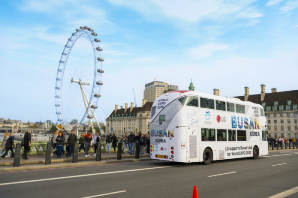 ▲'LG 엑스포 버스'가 영국 런던의 대표적 랜드마크인 런던아이 인근을 지나고 있다.  (사진제공=LG그룹)