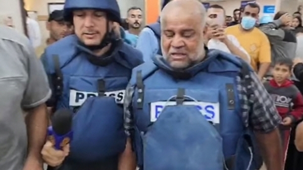 ▲25일(현지시간) 알자지라 소속 특파원 와엘 다흐두흐 기자(사진 오른쪽)가 자신이 생방송을 하고 있는 현장에서 자신의 가족 시신이 발견됐다는 소식을 듣고 향하고 있다. AFP=연합
