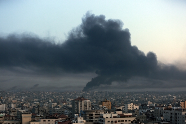 ▲26일(현지시간) 이스라엘의 공습 이후 가자지구 상공에 검은 연기가 피어오르고 있다. 가자지구(팔레스타인)/AP연합뉴스
