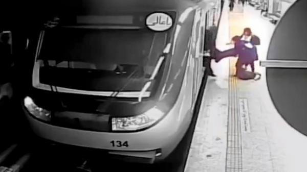 ▲지난 10월 1일(현지시간) 이란 소녀 아르미타 가라완드가 테헤란 지하철역에서 열차 밖으로 끌려나오는 모습.  (AP 연합뉴스)