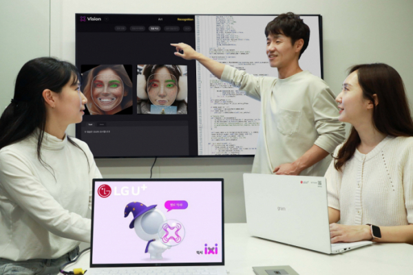 ▲G유플러스 임직원들이 AI 브랜드 익시의 AI 기술을 테스트하는 모습. (사진제공=LG유플러스)