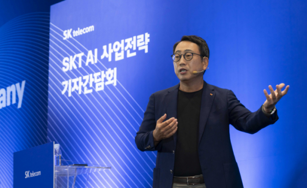 ▲SKT 유영상 대표가 SKT타워 수펙스홀에서 열린 ‘SKT AI사업전략 기자간담회’에서 발표하고 있는 모습 (사진제공=SKT)