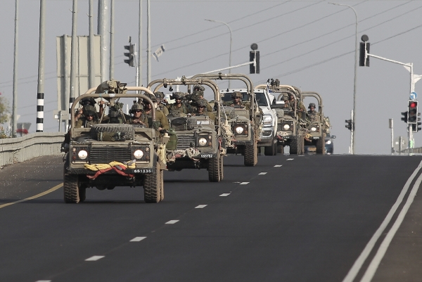 ▲이스라엘군이 28일(현지시간) 가자지구 국경 일대를 순찰하고 있다. 가자지구(팔레스타인)/신화연합뉴스
