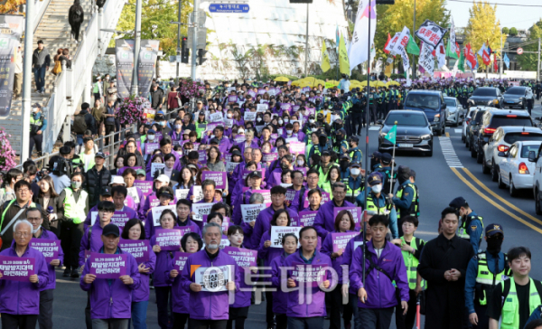 ▲이태원 참사 유가족과 시민단체 회원들이 29일 오후 서울 이태원 참사 현장에서 출발해 용산 대통령실을 지나 서울광장으로 향하고 있다. 조현호 기자 hyunho@