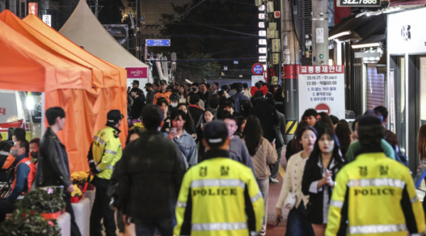 ▲핼러윈 데이를 앞둔 27일 서울 마포구 홍대거리 인근에서 경찰관들이 순찰하는 모습. (뉴시스)