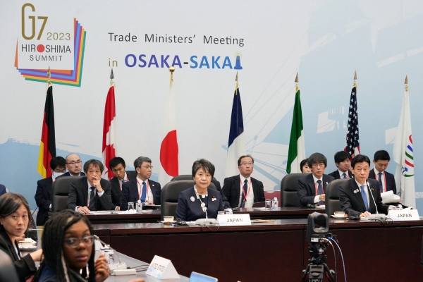 ▲니시무라 야스토시(오른쪽) 일본 경제산업상과 가미카와 요코(가운데) 일본 외무상이 29일 일본 오사카에서 열린 G7 무역장관 회의에 참석하고 있다. 오사카/AFP연합뉴스
