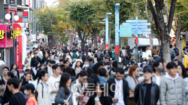 ▲이태원 참사 1주기인 29일 서울 마포구 홍대거리가 관광객과 시민들로 북적이고 있다. 고이란 기자 photoeran@