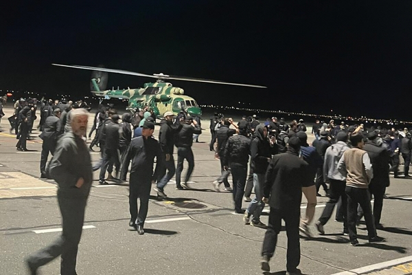 ▲러시아 다게스탄 마하치칼라 공항 활주로에 30일(현지시간) 친팔레스타인 시위대가 돌아다니고 있다. 다게스탄(러시아)/AP연합뉴스

