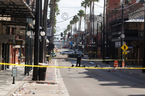 ▲29일(현지시간) 미국 플로리다주 탬파에서 발생한 총격 사건을 조사하고 있다. 탬파(미국)/AFP연합뉴스
