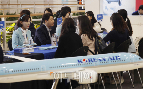 ▲30일 서울 강서구 김포공항 국제선청사에서 열린 '제6회 항공산업 잡페어(JOB FAIR)에서 구직자들이 채용 상담을 받고 있다. 조현호 기자 hyunho@