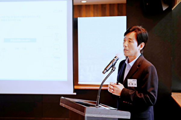 ▲한택수 에이텀 대표이사가 30일 서울 여의도에서 IPO 기자간담회를 열고 회사를 설명하고 있다. (사진=서울IR)