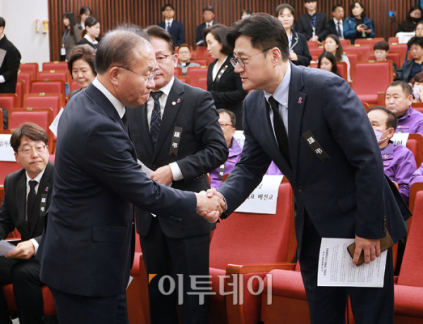 ▲윤재옥(왼쪽) 국민의힘 원내대표와 홍익표 더불어민주당 원내대표가 30일 서울 여의도 국회도서관 대강당에서 열린 10.29 이태원참사 1주기 국회 추모제에서 악수를 하고 있다. 고이란 기자 photoeran@