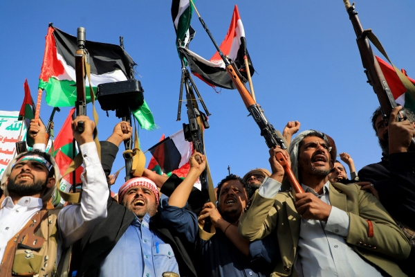 ▲예멘 사나에서 18일 후티 반군들이 팔레스타인 국기와 소총을 들고 있다. 사나/AFP연합뉴스
