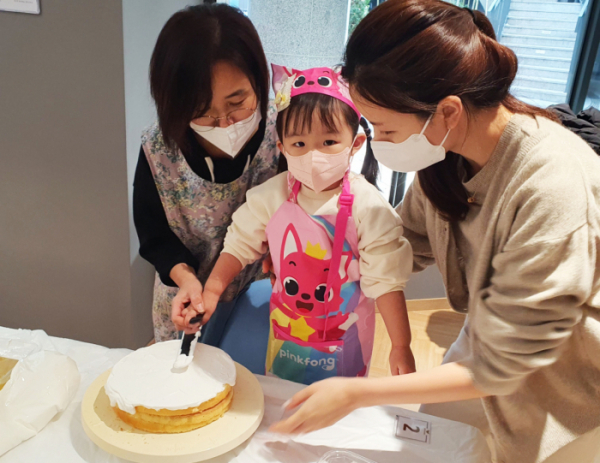 ▲‘독산역 롯데캐슬’ 단지 입주민 가족이 행사에 참여하고 있다.  (사진제공=롯데건설)