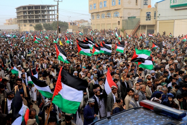 ▲후티 반군이 지배력을 가진 예멘 사나에서 18일 주민들이 팔레스타인 국기를 들고 거리로 나오고 있다. 사나/AFP연합뉴스
