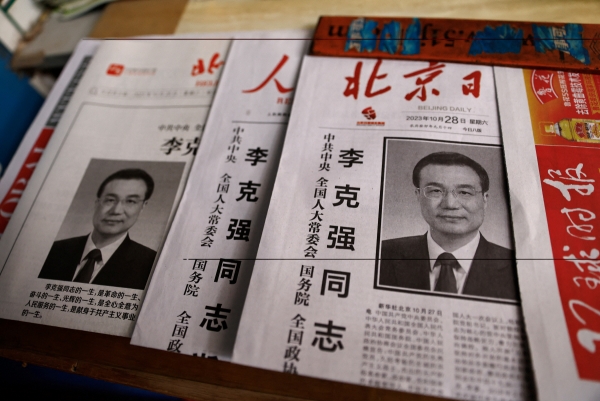 ▲베이징 신문 가판대에 28일 리커창 전 중국 총리의 사망 소식을 담은 신문들이 놓여 있다. 베이징/로이터연합뉴스
