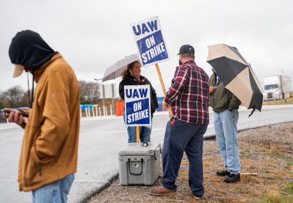 ▲미국 테네시주 스프링힐의 제너럴모터스(GM) 공장에서 지난달 30일 미국자동차노조(UAW) 소속 근로자들이 파업 피켓을 들고 서 있다. 스프링힐(미국)/로이터연합뉴스 

