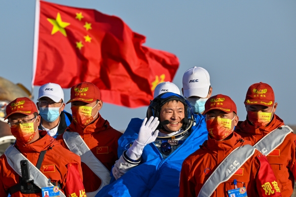 ▲중국 우주비행사 구이하이차오가 31일 지구 귀환 뒤 손을 흔들고 있다. 네이멍구(중국)/신화연합뉴스
