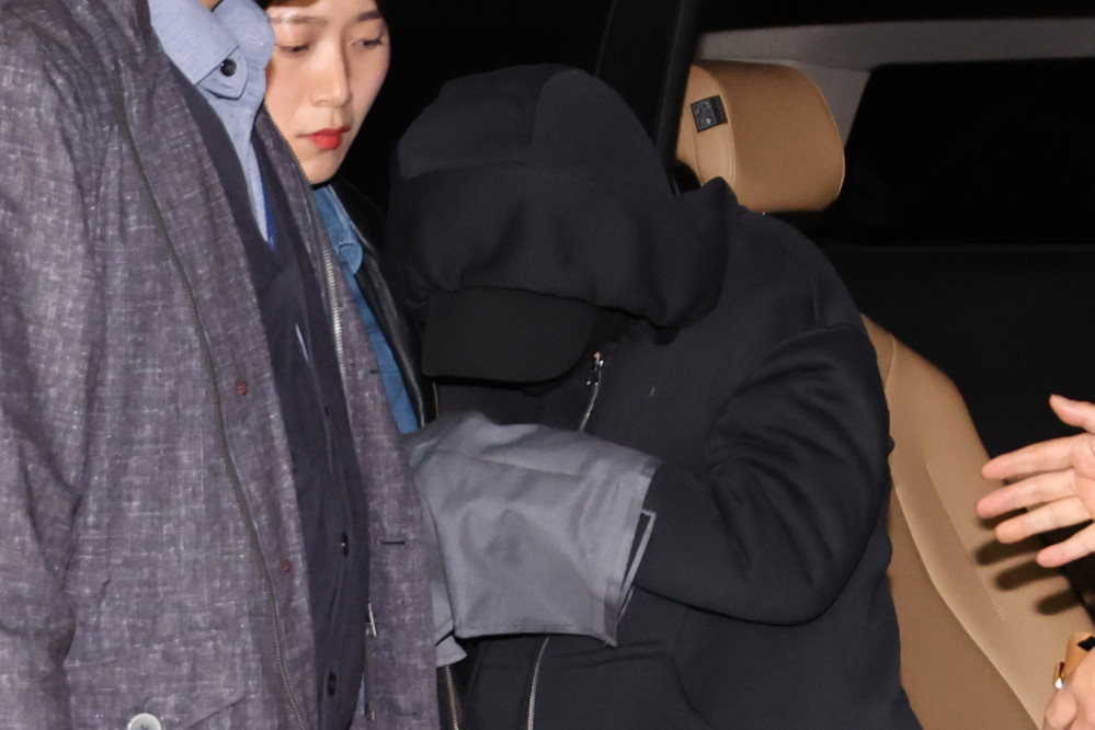 ▲사기·사기미수 혐의로 체포된 전청조 씨가 31일 오후 서울 송파경찰서로 압송되고 있다. (연합뉴스)