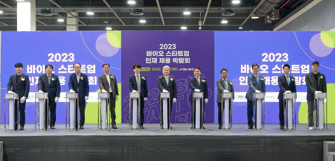 ▲송정한(왼쪽에서 여섯 번째) 분당서울대병원장 외 주요 관계자들이 취업박람회 개막 행사를 진행하고 있다 (사진제공=분당서울대병원)