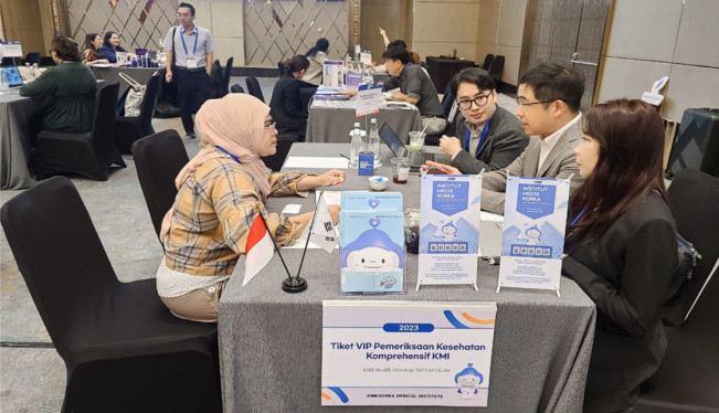 ▲이광배(오른쪽에서 두 번째) KMI 기획조정실장과 홍현아(오른쪽에서 첫 번째) 해외전략팀장이 자카르타에서 열린 ’2023 한-인도네시아 메디컬 로드쇼‘에서 건강검진 관련 비즈니스 미팅을 진행하고 있다. (사진제공=KMI한국의학연구소)
