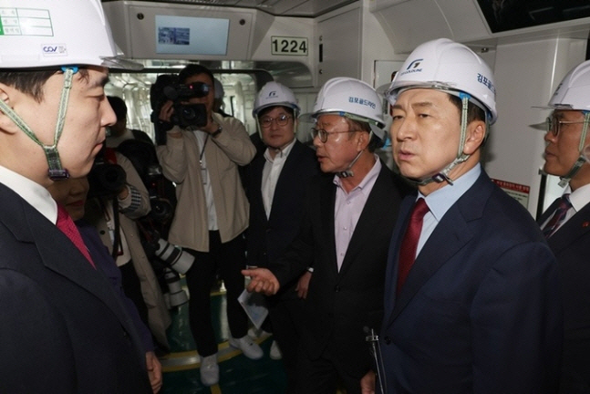 ▲김기현 국민의힘 대표가 지난달 30일 김포골드라인을 관리하는 김포한강차량기지를 방문해 열차 내부를 둘러보고 있다. 연합뉴스
