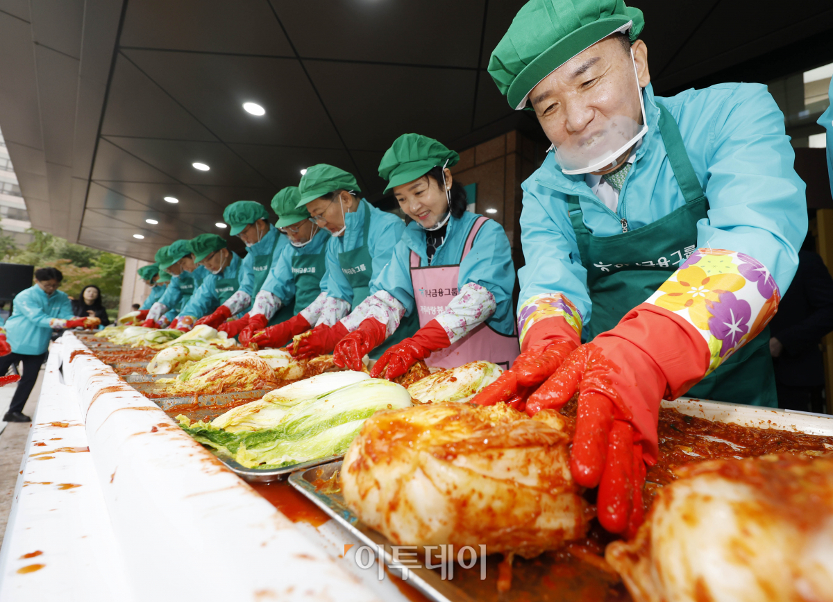 ▲함영주 하나금융지주 회장이 1일 서울 중구 하나금융그룹 명동 사옥에서 열린 '2023년 모두하나데이, 사랑의 김장나눔'행사에서 배추김치를 담그고 있다. 조현호 기자 hyunho@