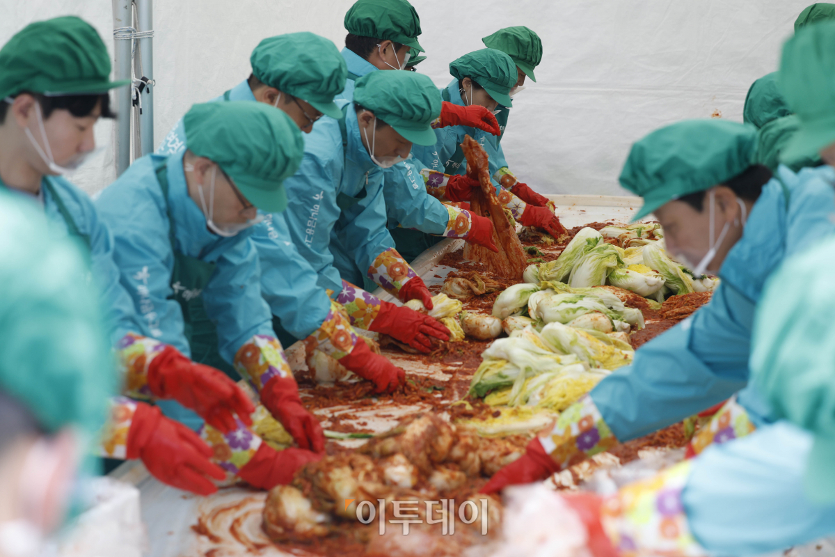 ▲1일 서울 중구 하나금융그룹 명동 사옥에서 열린 '2023년 모두하나데이, 사랑의 김장나눔'행사에서 직원들이 배추김치를 담그고 있다. 조현호 기자 hyunho@